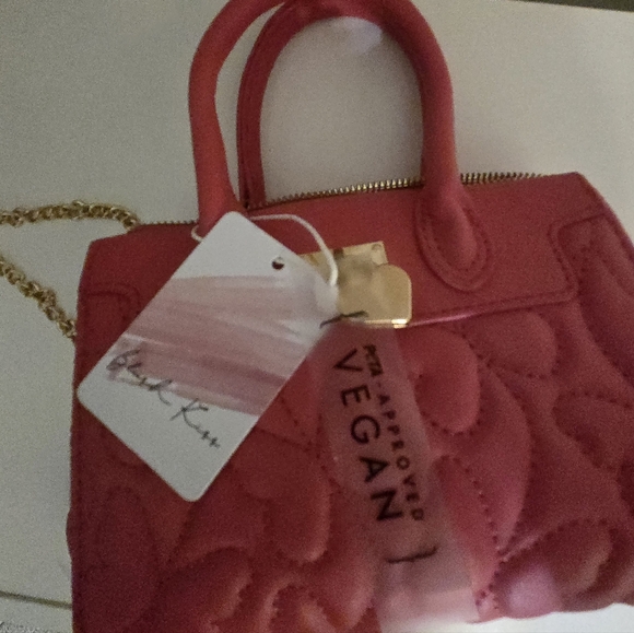 BRAND NEW! Gold heart and chain, hot pink fuchsia quilted purse. VEAGAN Leather - Picture 2 of 5